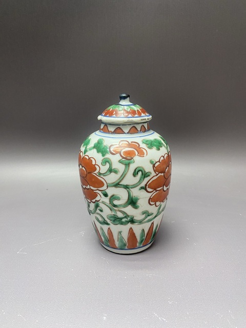 古玩陶瓷花卉紋紅綠彩罐真品鑒賞圖
