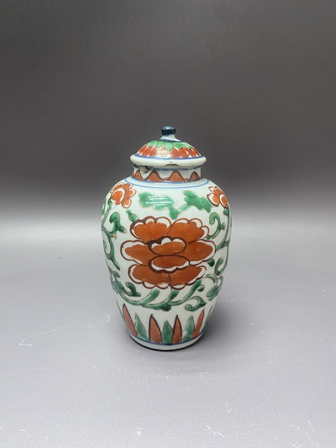 古玩陶瓷花卉紋紅綠彩罐真品鑒賞圖