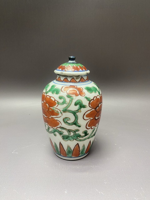 古玩陶瓷花卉紋紅綠彩罐真品鑒賞圖