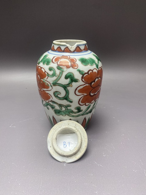 古玩陶瓷花卉紋紅綠彩罐真品鑒賞圖