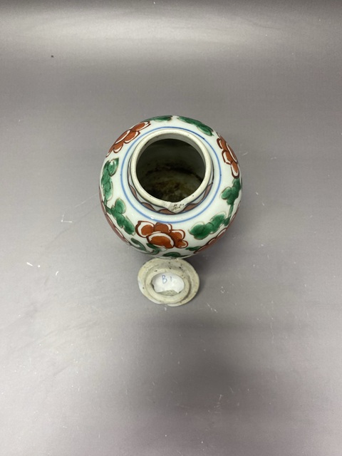 古玩陶瓷花卉紋紅綠彩罐真品鑒賞圖