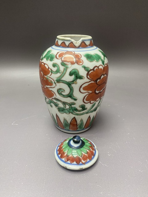 古玩陶瓷花卉紋紅綠彩罐真品鑒賞圖