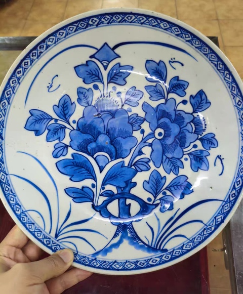 古玩陶瓷花卉紋青花盤真品鑒賞圖