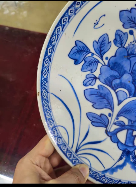 古玩陶瓷花卉紋青花盤真品鑒賞圖
