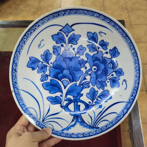 古玩陶瓷花卉紋青花盤真品鑒賞圖