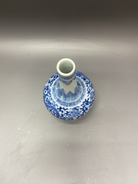 古玩陶瓷龍紋青花瓶真品鑒賞圖