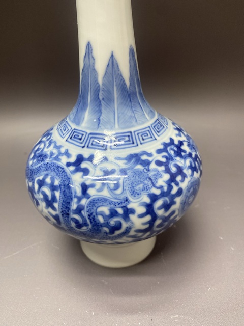 古玩陶瓷龍紋青花瓶真品鑒賞圖