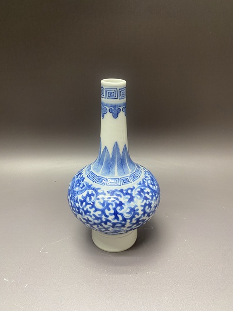 古玩陶瓷龍紋青花瓶真品鑒賞圖