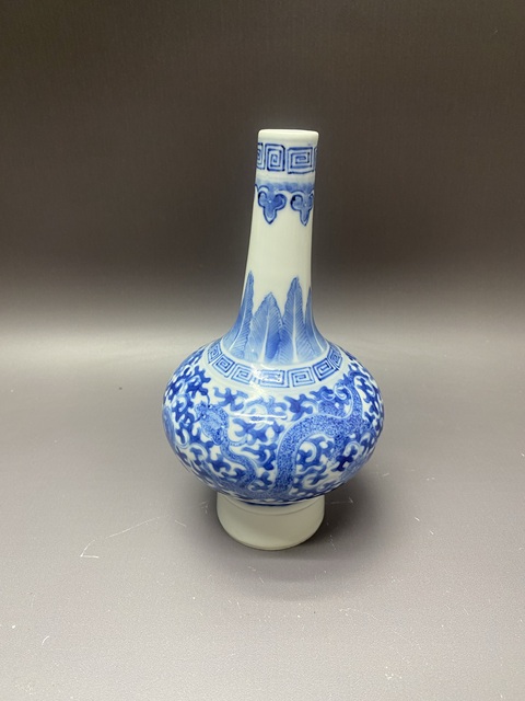 古玩陶瓷龍紋青花瓶真品鑒賞圖