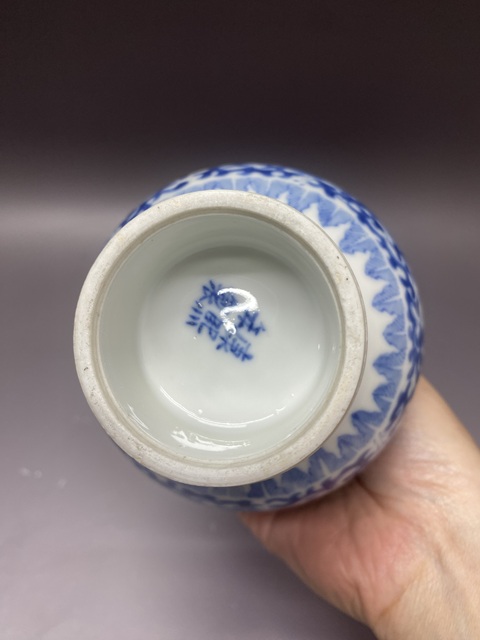 古玩陶瓷龍紋青花瓶真品鑒賞圖