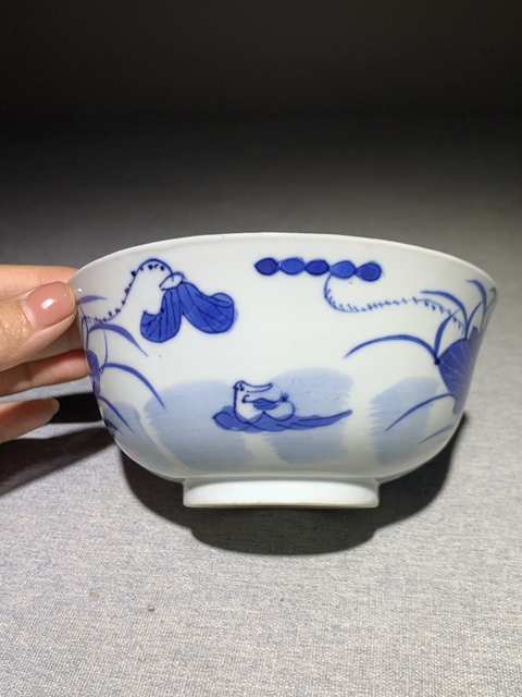 古玩陶瓷青花荷花鴛鴦紋蓋碗真品鑒賞圖