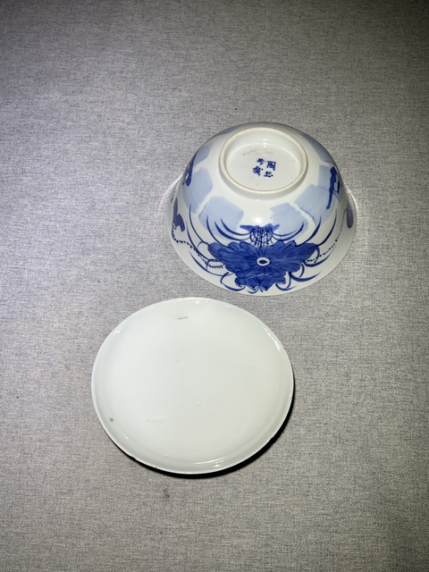 古玩陶瓷青花荷花鴛鴦紋蓋碗真品鑒賞圖