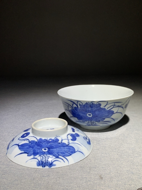 古玩陶瓷青花荷花鴛鴦紋蓋碗真品鑒賞圖