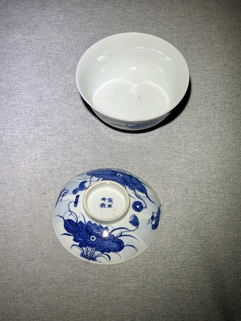 古玩陶瓷青花荷花鴛鴦紋蓋碗真品鑒賞圖