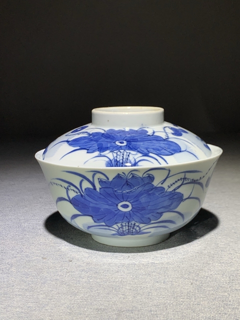 古玩陶瓷青花荷花鴛鴦紋蓋碗真品鑒賞圖