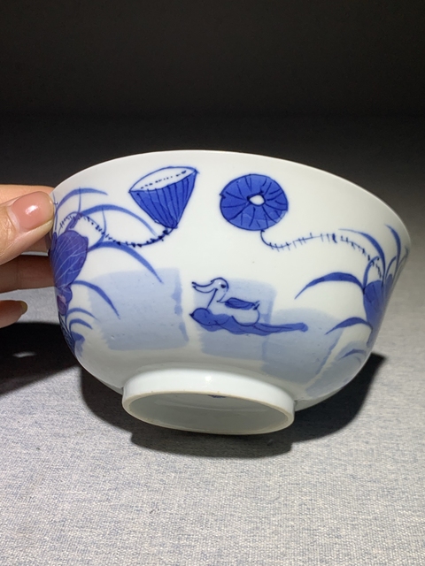 古玩陶瓷青花荷花鴛鴦紋蓋碗真品鑒賞圖