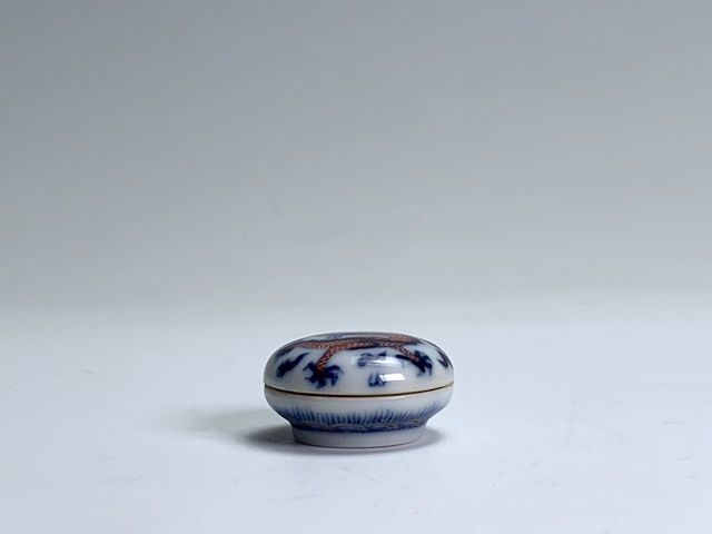 古玩陶瓷民國·青花礬紅龍紋牛眼盒拍賣,當前價格188元