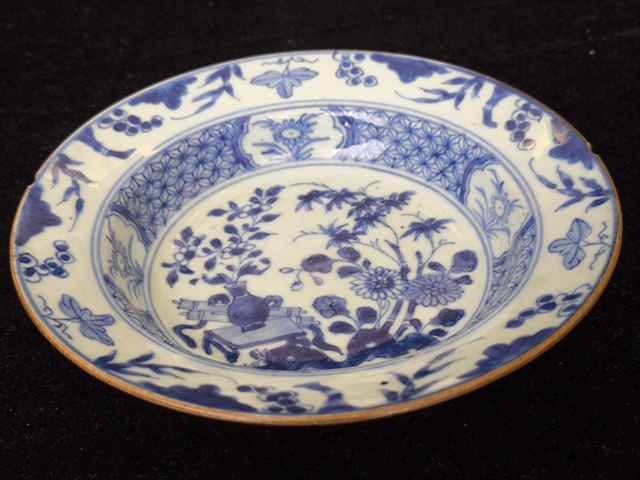 古玩陶瓷清康熙花卉紋青花盤真品鑒賞圖