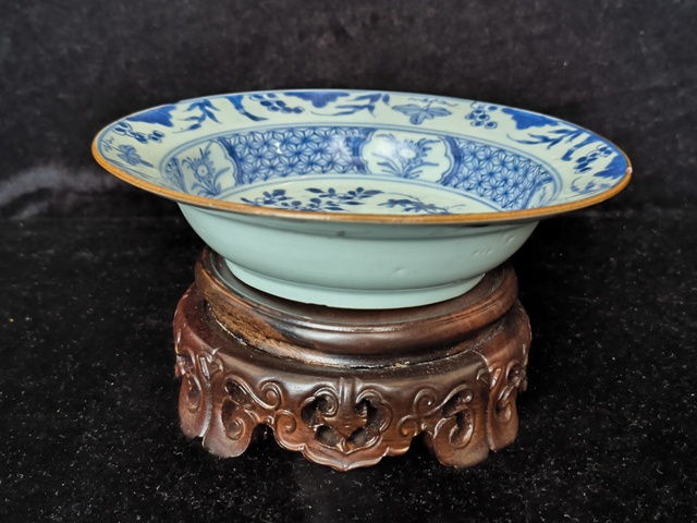 古玩陶瓷清康熙花卉紋青花盤真品鑒賞圖