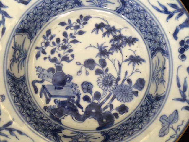 古玩陶瓷清康熙花卉紋青花盤真品鑒賞圖