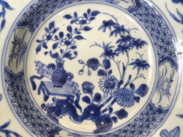 古玩陶瓷清康熙花卉紋青花盤真品鑒賞圖