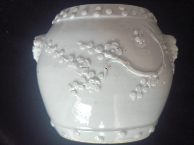 古玩陶瓷德化窯雙鋪首白釉鼓釘罐真品鑒賞圖