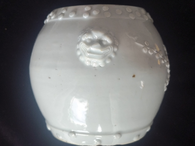 古玩陶瓷德化窯雙鋪首白釉鼓釘罐真品鑒賞圖