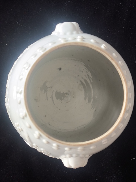 古玩陶瓷德化窯雙鋪首白釉鼓釘罐真品鑒賞圖