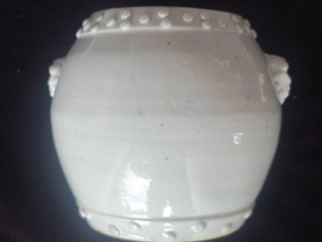 古玩陶瓷德化窯雙鋪首白釉鼓釘罐真品鑒賞圖