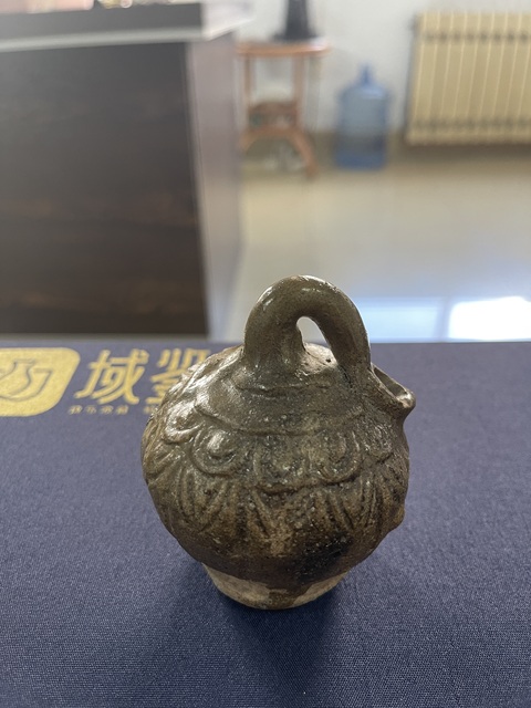 古玩陶瓷元·青釉蓮瓣紋硯滴拍賣,當(dāng)前價(jià)格1000元