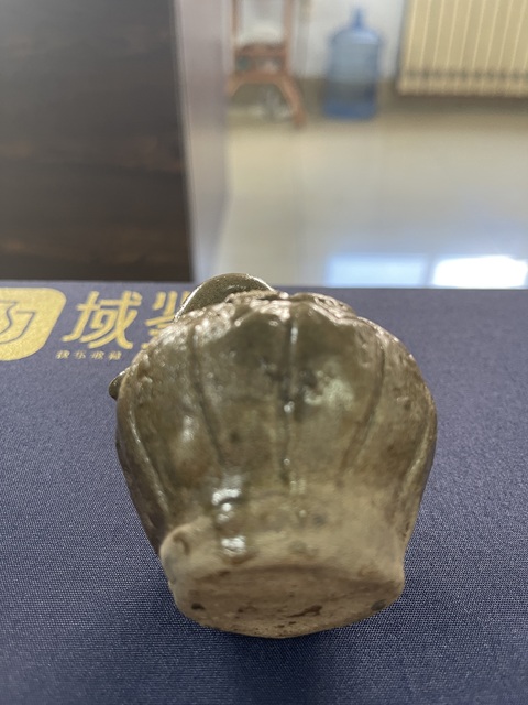 古玩陶瓷元·青釉蓮瓣紋硯滴拍賣,當(dāng)前價(jià)格1000元