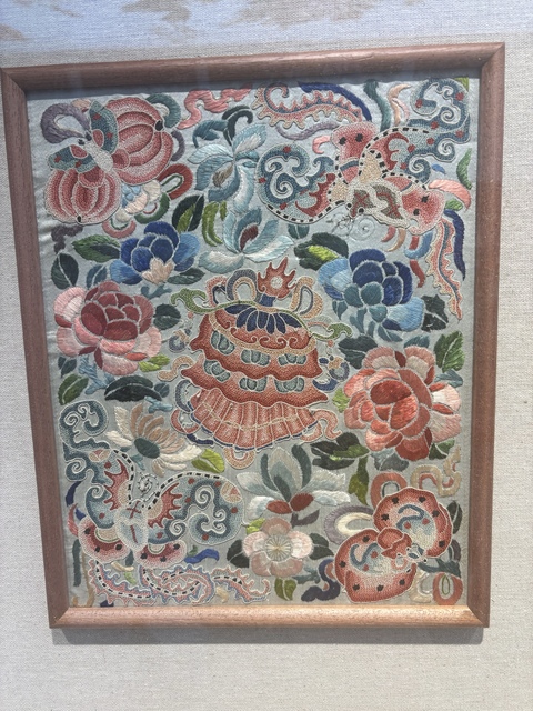 古玩雜項清晚·蝶戀花紋繡屏一對 真品鑒賞圖