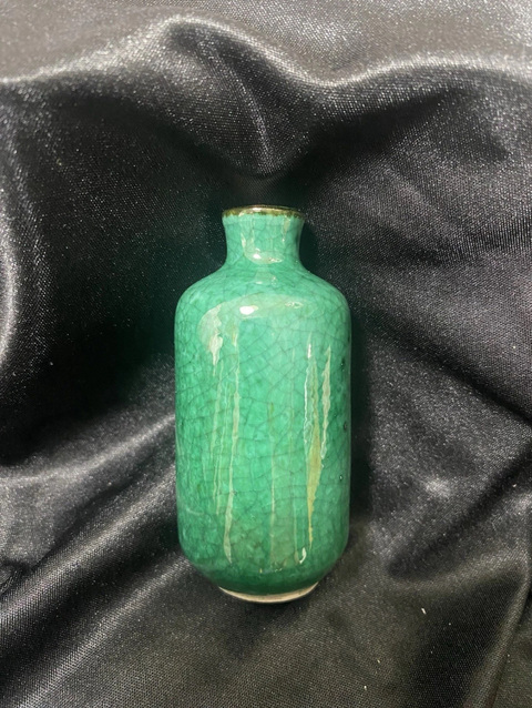 古玩陶瓷綠哥釉鼻煙壺真品鑒賞圖