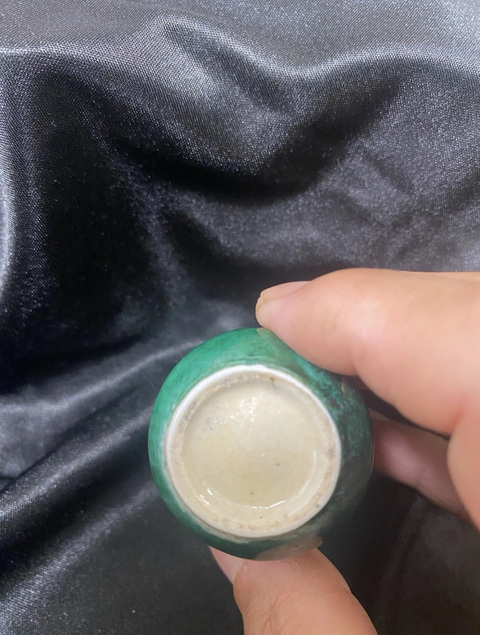古玩陶瓷綠哥釉鼻煙壺真品鑒賞圖