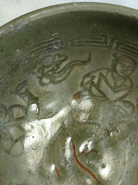 古玩陶瓷龍泉青瓷人物紋蓮子碗真品鑒賞圖