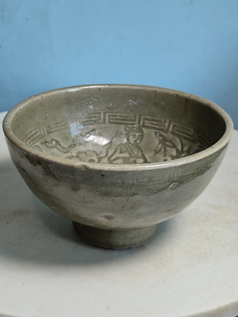 古玩陶瓷龍泉青瓷人物紋蓮子碗真品鑒賞圖