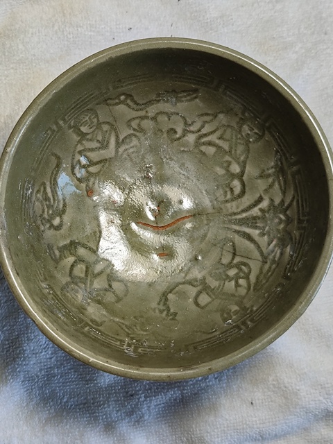 古玩陶瓷龍泉青瓷人物紋蓮子碗真品鑒賞圖
