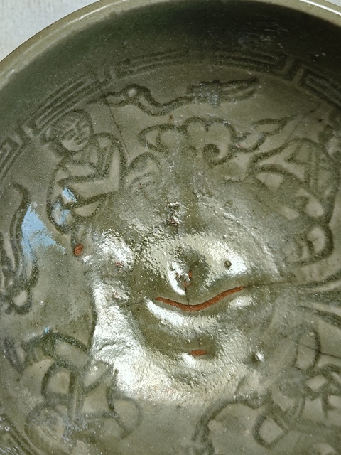 古玩陶瓷龍泉青瓷人物紋蓮子碗真品鑒賞圖