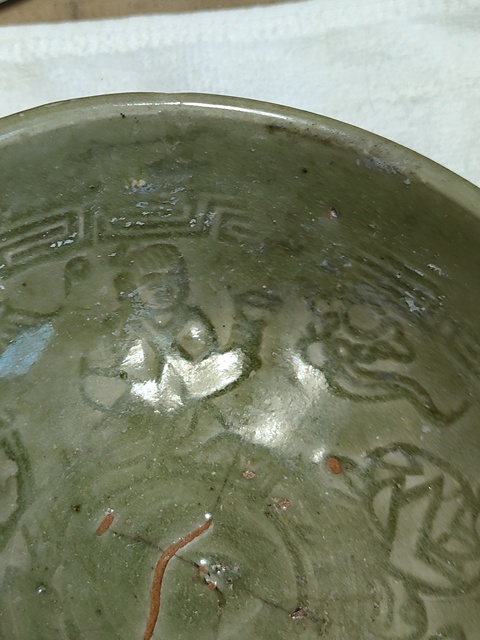 古玩陶瓷龍泉青瓷人物紋蓮子碗真品鑒賞圖