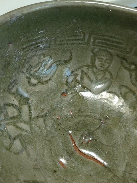 古玩陶瓷龍泉青瓷人物紋蓮子碗真品鑒賞圖