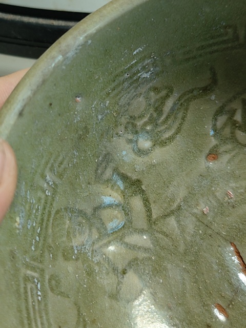 古玩陶瓷龍泉青瓷人物紋蓮子碗真品鑒賞圖
