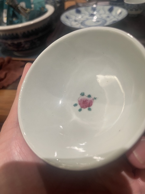 古玩陶瓷花卉紋粉彩蓋碗真品鑒賞圖