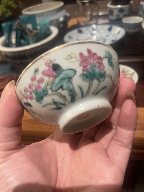 古玩陶瓷花卉紋粉彩蓋碗真品鑒賞圖