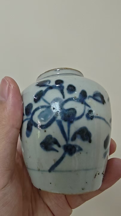 古玩陶瓷花卉紋青花罐真品鑒賞圖