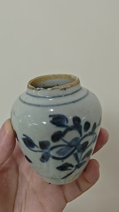 古玩陶瓷花卉紋青花罐真品鑒賞圖