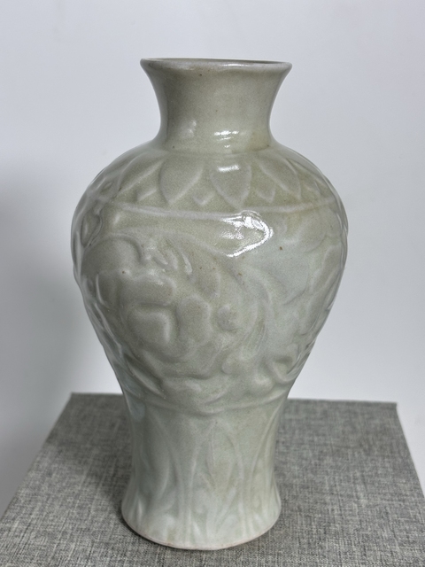 古玩陶瓷青釉花卉紋梅瓶真品鑒賞圖