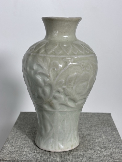 古玩陶瓷青釉花卉紋梅瓶真品鑒賞圖