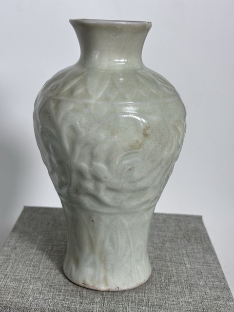 古玩陶瓷青釉花卉紋梅瓶真品鑒賞圖