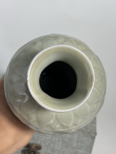古玩陶瓷青釉花卉紋梅瓶真品鑒賞圖