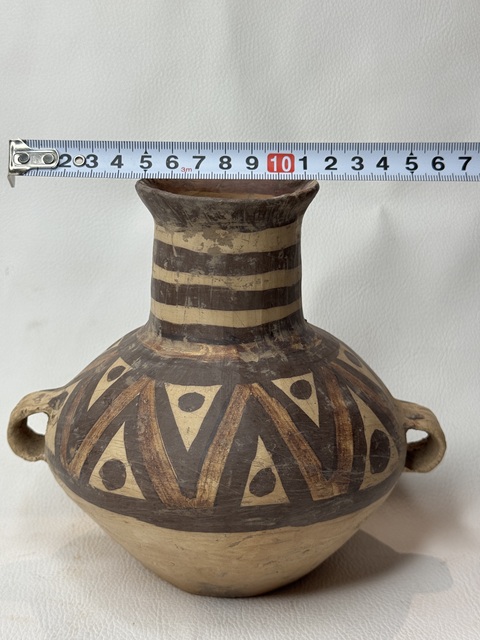 古玩陶瓷馬家窯文化·馬廠類型幾何折現紋雙耳壺拍賣，當前價格594元
